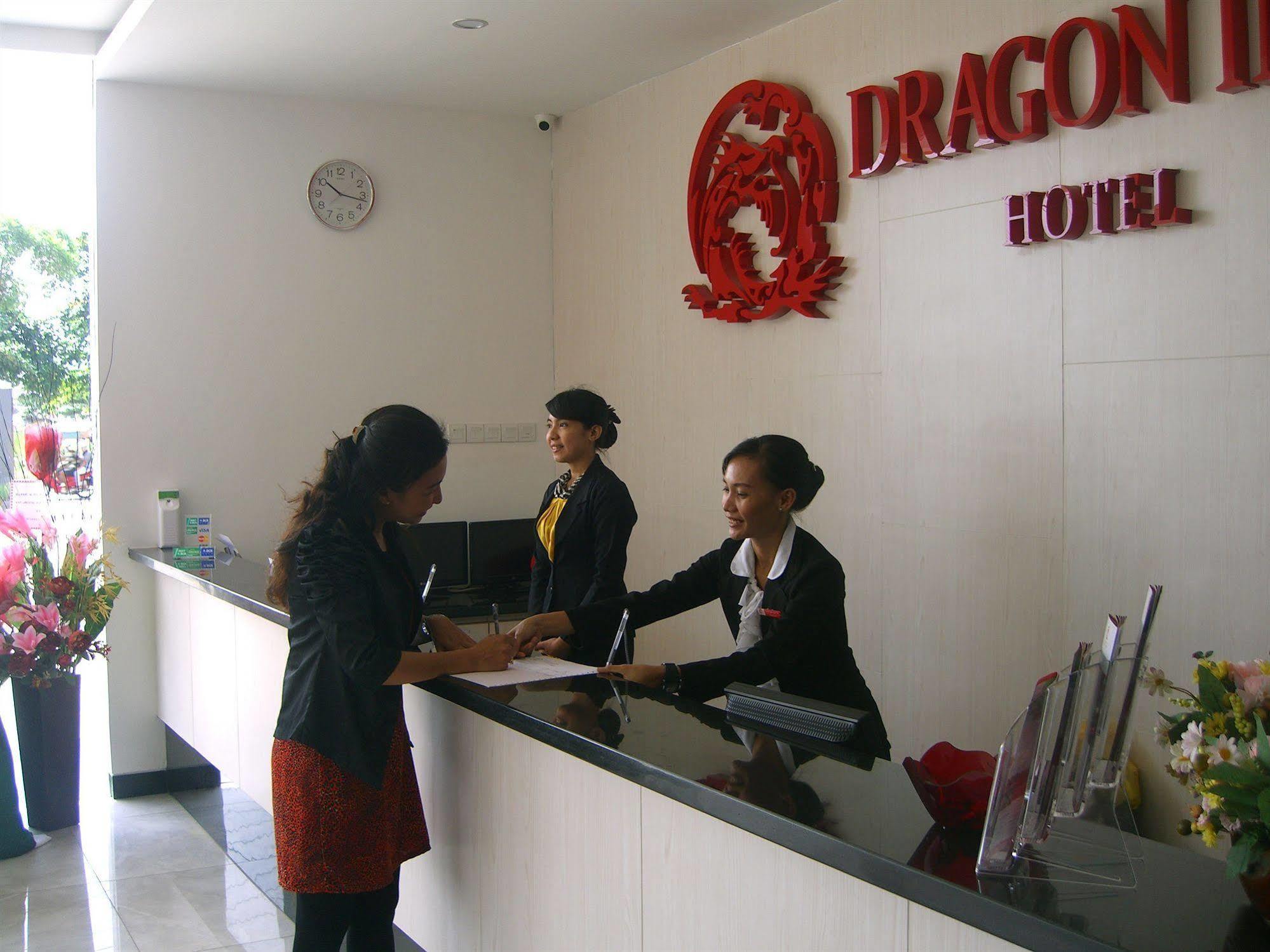 Dragon Inn Кендари Экстерьер фото
