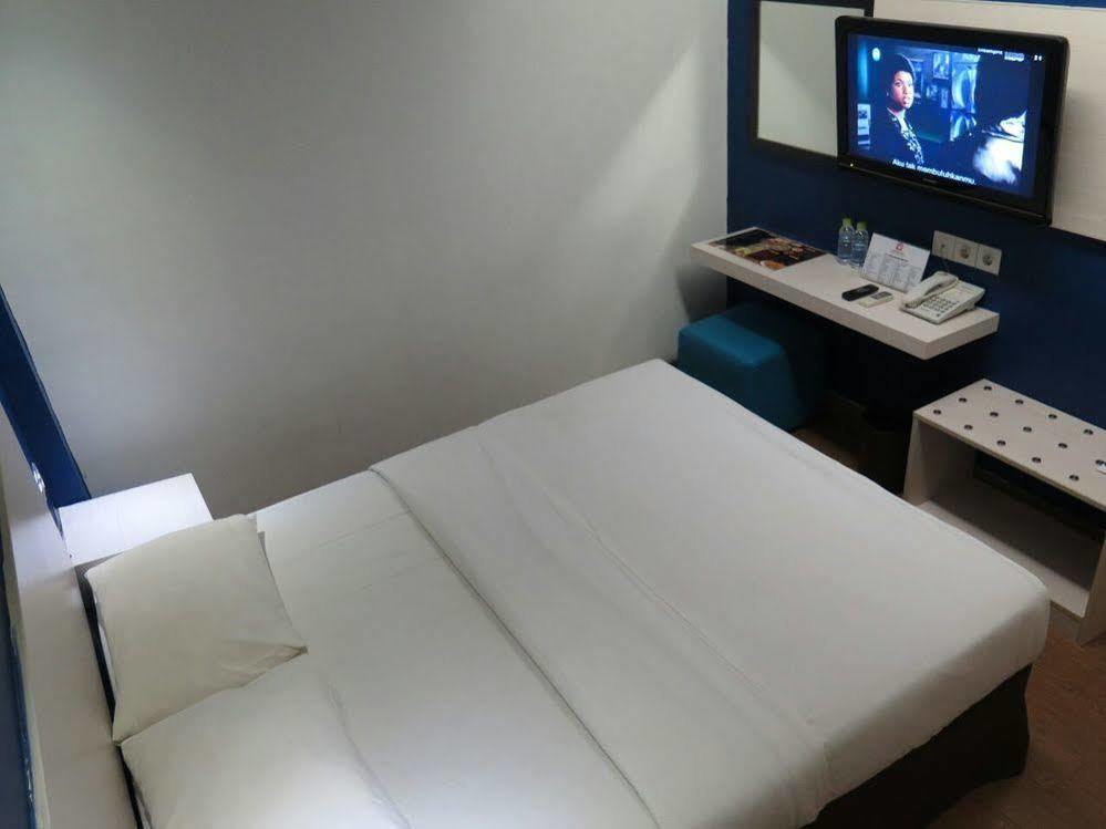 Dragon Inn Кендари Экстерьер фото